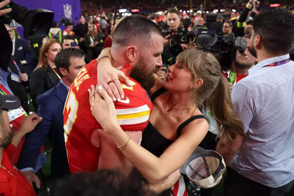 Taylor Swift Storms Chiefs-Buccaneers Game with Mom to Support Travis Kelce 